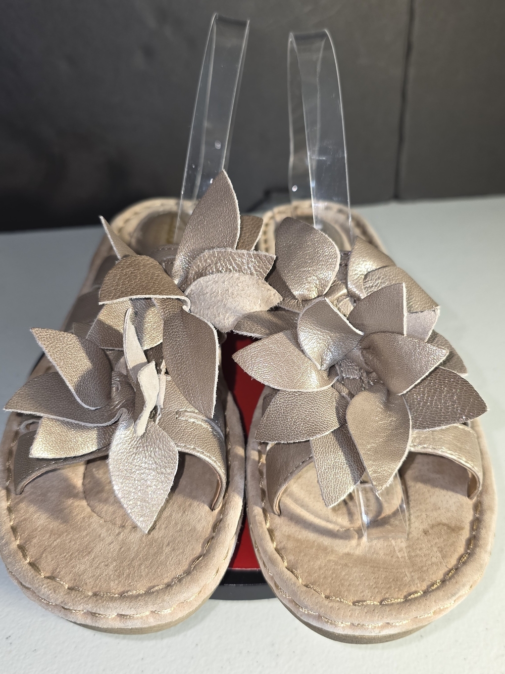 Clarks Artisan Amaya Lily Platinum Floral Strap Wedge Sandals Sz 8 - Picture 12 of 13